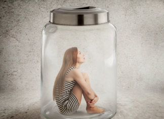 Toda vez que você insiste em quem não merece, desiste um pouco de si