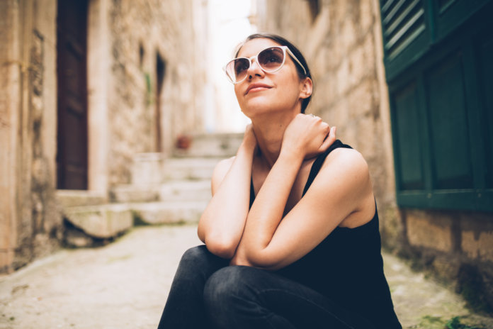 Esbarrar em alguém que te machucou, não é motivo para você desistir do amor