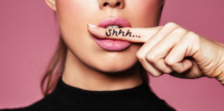 Na ânsia de esconder defeitos, acabamos omitindo também as virtudes Na ânsia de esconder defeitos, acabamos omitindo também as virtudes