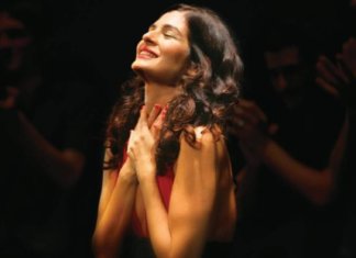 Depositar a própria felicidade em mãos alheias é como dirigir de olhos fechados