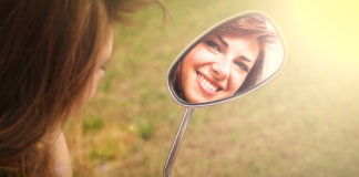 Sabe aquele amor que você tanto procura? Pode estar no espelho que você nunca olha