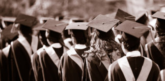 Tem muita gente com a parede cheia de diplomas, mas com o coração vazio de sentimentos