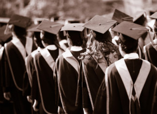 Tem muita gente com a parede cheia de diplomas, mas com o coração vazio de sentimentos