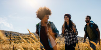 Caminha ao lado de quem te quer bem ou caminha só.