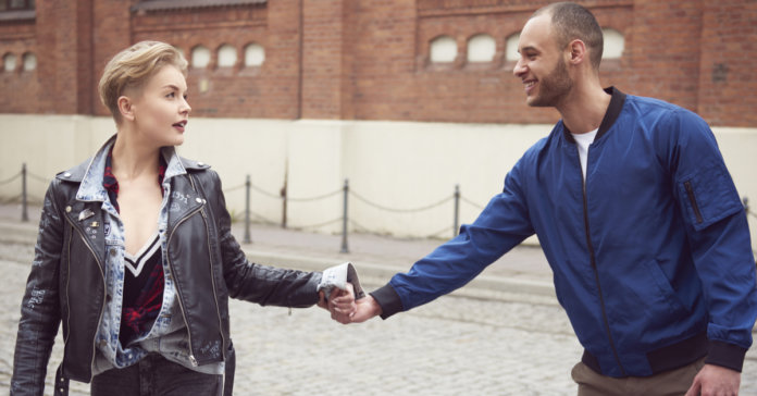 Untitled-design-116 Mais uma definição de amor: mostrar que quer que o outro fique, mesmo sabendo que ele tem de ir