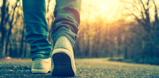 “Quando alguém julgar o seu caminho, empreste a ele os seus sapatos” “Quando alguém julgar o seu caminho, empreste a ele os seus sapatos”