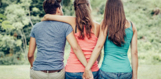 Uma pessoa pode sair com outra mesmo amando o seu companheiro, o problema é o que vai sobrar depois…