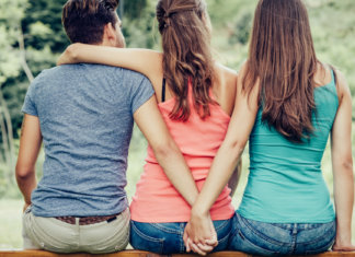 Uma pessoa pode sair com outra mesmo amando o seu companheiro, o problema é o que vai sobrar depois…