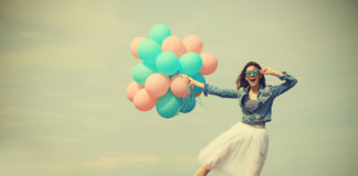 Felicidade é o que acontece no sábado de manhã e a gente só percebe no domingo à noite. Felicidade é o que acontece no sábado de manhã e a gente só percebe no domingo à noite.