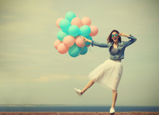 Felicidade é o que acontece no sábado de manhã e a gente só percebe no domingo à noite.