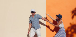 Encontre alguém que não faça parecer que amar você é um trabalho. Encontre alguém que não faça parecer que amar você é um trabalho.