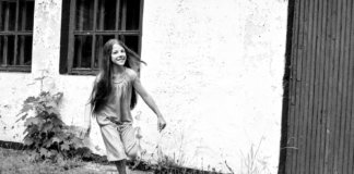 O importante não é a casa onde moramos. Mas onde, em nós, a casa mora. O importante não é a casa onde moramos. Mas onde, em nós, a casa mora.