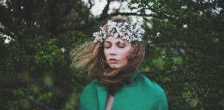 Não te preocupes com quem se ocupa em maldizer-te. O carma é dele, não é teu