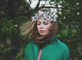 Não te preocupes com quem se ocupa em maldizer-te. O carma é dele, não é teu