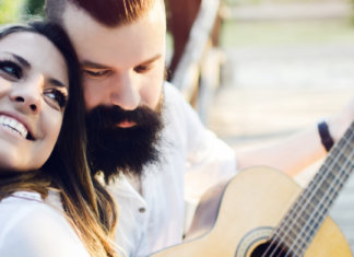 Cantar baixinho é sinal de amor soando alto ali na alma.