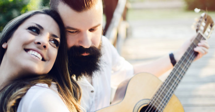 Cantar baixinho é sinal de amor soando alto ali na alma.
