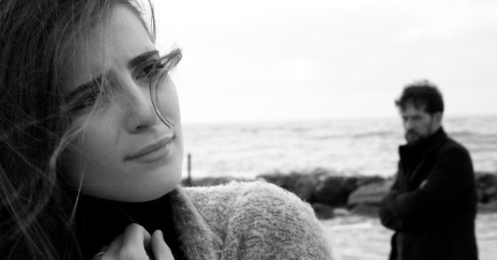 Untitled-design4 Afaste-se de quem fizer você se sentir como alguém que não vale a pena