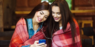 “Nostalgia é quando a saudade, ao invés de bater, abraça.”