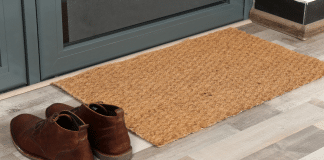 Saiba por que você tem que tirar os sapatos antes de entrar em casa