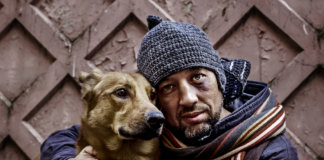 Vídeo mostra a reação dos cães de rua ao serem abraçados