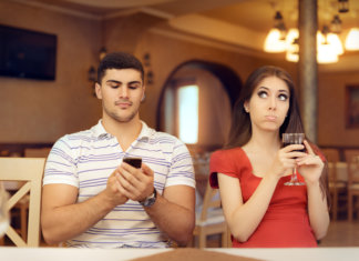 Quem quer, demonstra.  Quem não quer, também