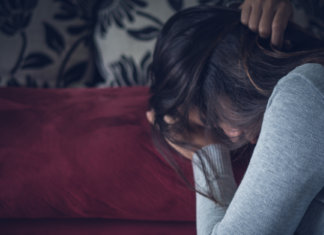 Segurar alguém a seu lado não é amor. É prisão domiciliar.