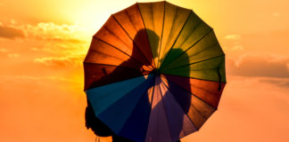 Não permita que a covardia dos outros, tire a sua coragem de amar Não permita que a covardia dos outros, tire a sua coragem de amar