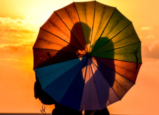 Não permita que a covardia dos outros, tire a sua coragem de amar