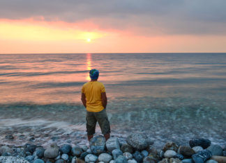Tire o pé. Até a alma que é eterna não vive sem férias.