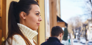 Muitas pessoas preferem não enxergar os sinais que antecedem uma decepção amorosa.