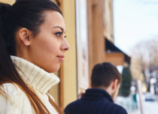 Muitas pessoas preferem não enxergar os sinais que antecedem uma decepção amorosa.