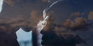 Em terra de corações virtuais, quem beija com intensidade é rei.