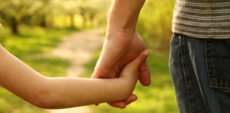 Uma forma simples de ensinar seu filho a não lhe interromper