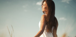 Sou de dar o coração antes do corpo, a alma inteira antes do sorriso. Sou de dar o coração antes do corpo, a alma inteira antes do sorriso.