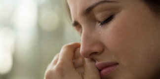 Um brinde aos chorões: Estudo revela que pessoas que choram são mais fortes