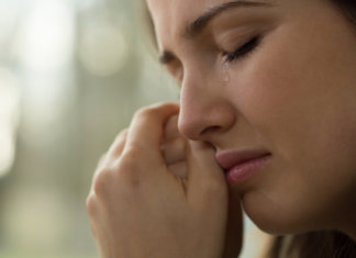 Um brinde aos chorões: Estudo revela que pessoas que choram são mais fortes