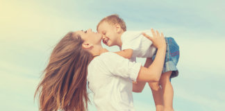 Desconfio que o amor de mãe seja uma amostra do amor de Deus.