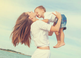 Desconfio que o amor de mãe seja uma amostra do amor de Deus.