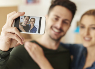 O ônus e o bônus de expor os relacionamentos nas redes sociais.