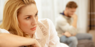 No dedo, uma aliança de ouro. Nos olhos, a ausência de brilho.