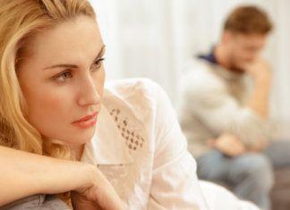 No dedo, uma aliança de ouro. Nos olhos, a ausência de brilho.