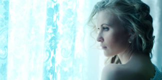 Pare de sofrer por quem já está feliz longe de você Pare de sofrer por quem já está feliz longe de você