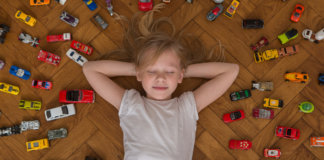 “Menina não pode brincar disso, menino tem que jogar aquilo”: a poda e encaixotamento de pessoas que ainda hoje vivemos