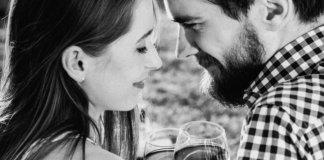 Moça, esquece dos que te viram uva. Fica ao lado de quem te sabe vinho