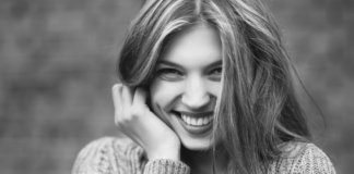 Sozinha, tranquila e de bem com a vida. Sozinha, tranquila e de bem com a vida.