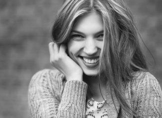 Sozinha, tranquila e de bem com a vida.