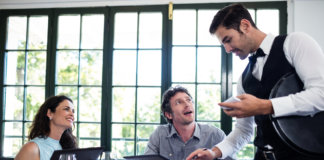 A forma como trata um garçom revela a sua personalidade