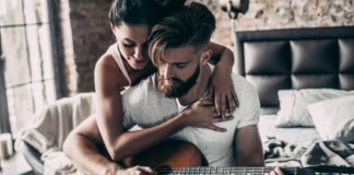 Só o amor adianta. O resto é atraso. Só o amor adianta. O resto é atraso.