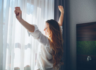 “Todas as manhãs ela deixa os sonhos na cama, acorda e põe sua roupa de viver”