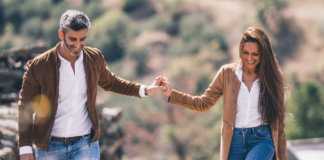 Num mundo tão raso, encontrar estes parceiros bons de amor é achar o baú de moedas no fim do arco iris Num mundo tão raso, encontrar estes parceiros bons de amor é achar o baú de moedas no fim do arco iris